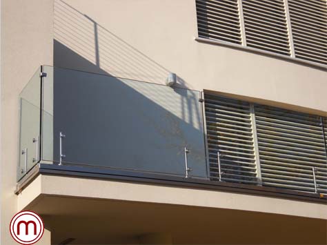 Parapetto per balcone in vetro cn bracci in acciaio