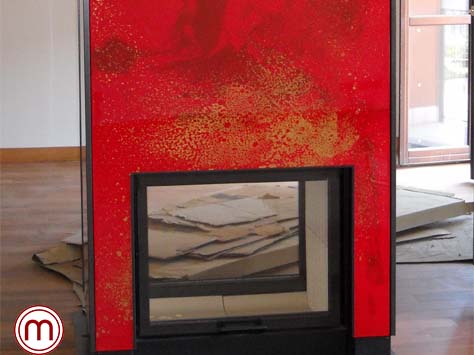 L’apposito rivestimento in resina rossa con traccie oro, ha reso questo caminetto un pezzo artistico unico e di pregio. Realizzato in collaborazione con l’artista Lorenza Soldà